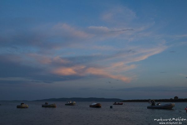 Bucht am Campingplatz Baldarin, Schlauchboote, Sonnenuntergang, Cres, Kroatien