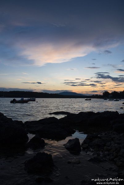 Bucht am Campingplatz Baldarin, Felsen, Schlauchboote, Sonnenuntergang, Cres, Kroatien