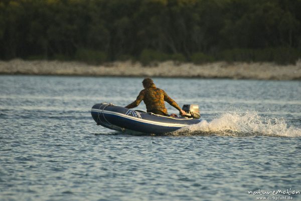 Schlauchboot in voller Fahrt, Bucht Campingplatz Baldarin, Cres, Kroatien