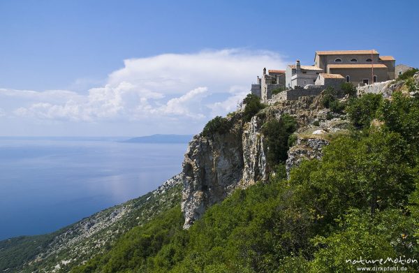 Häuser auf Bergkuppe über dem Meer, Lubenice, Kroatien