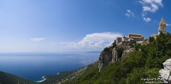 Häuser auf Bergkuppe über dem Meer, Lubenice, Kroatien