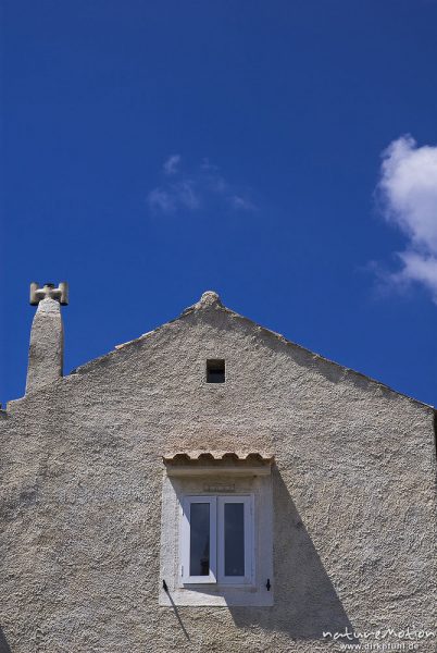 Hausgiebel mit Fenster und Kamin, blauer Himmel, Lubenice, Kroatien