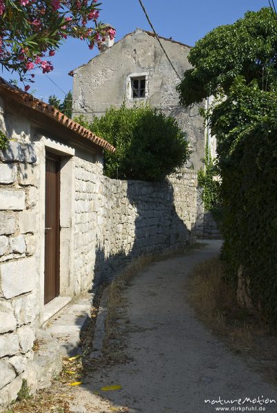 schmale Gasse mit Steinmauer, Osor, Kroatien