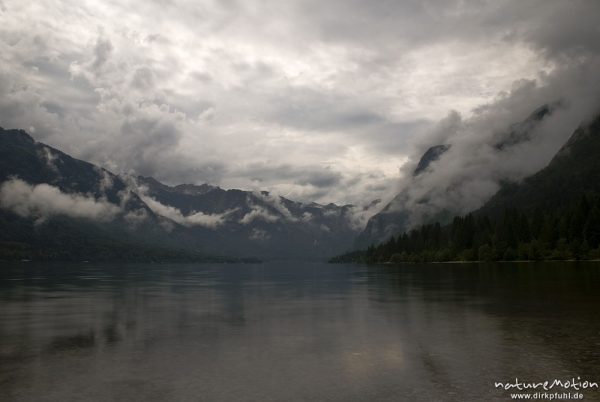 Regenwolken und Nebel über dem Bohinjer See, Seeufer und Berghänge, Bohinjer See Wocheiner See, Slowenien