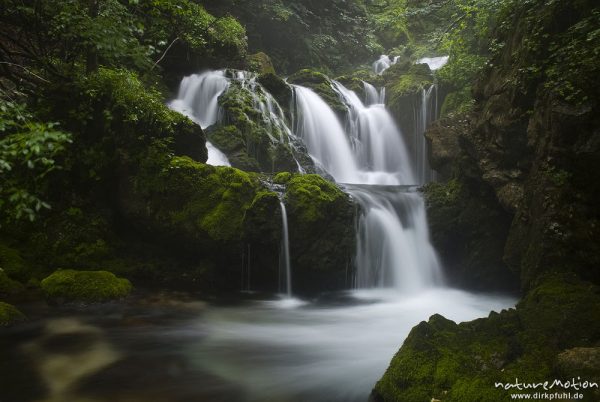 Wasserfall der Mosnica, Regen und Nebelstimmung, Planinska Vojah Alm, Triglav-Nationalpark, Slowenien