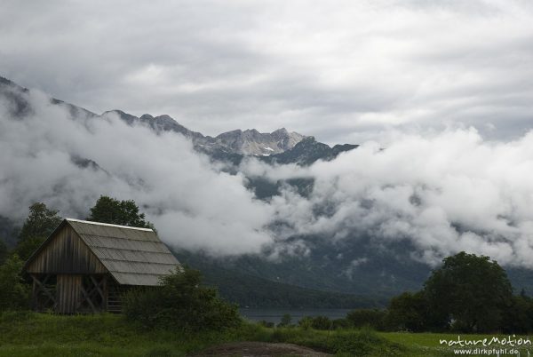 Hauschober am Ufer des Bohinjer Sees, Regenwolken, Bohinjer See Wocheiner See, Slowenien