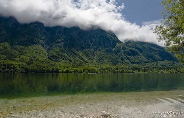 Wolken ziehen über Bergkette, Südufer, Bohinjer See Wocheiner See, Slowenien