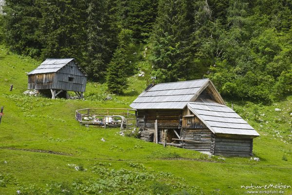 Holzhütten auf Alm, Planina Pri Jezeru, Triglav-Nationalpark, Slowenien