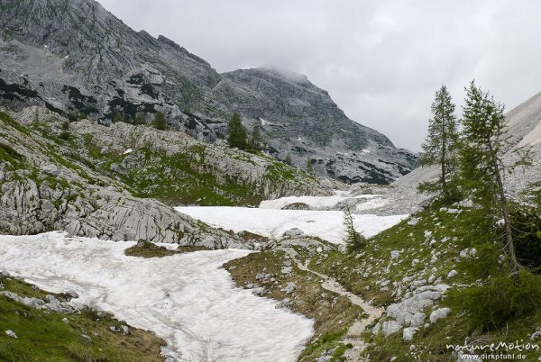 Bergtal mit Schneefeldern und Schutthängen, Wanderweg, Tal der sieben Seen, Triglav-Nationalpark, Slowenien
