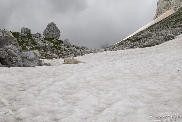 Schneefeld mit Geröll und Felsen, Tal der sieben Seen, Triglav-Nationalpark, Slowenien