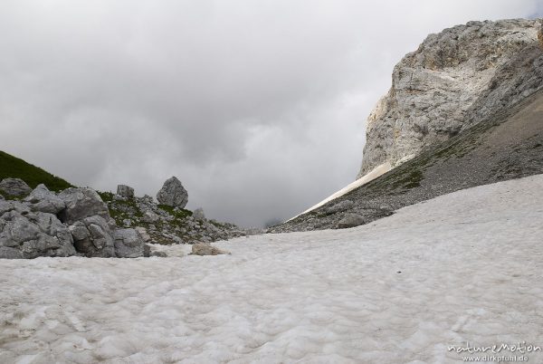 Schneefeld mit Geröll und Felsen, Tal der sieben Seen, Triglav-Nationalpark, Slowenien