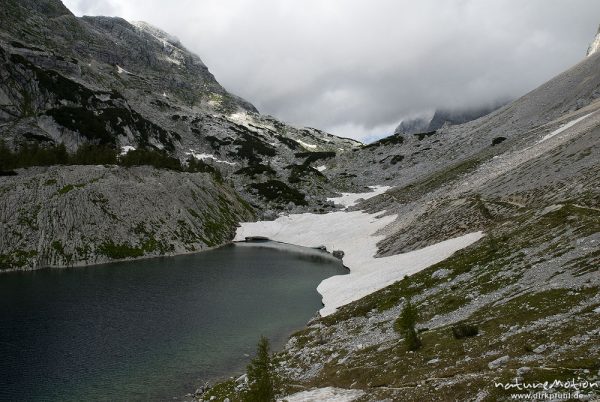 Bergtal mit See und Wanderweg, Ledvica jezero (Großer See), Tal der sieben Seen, Triglav-Nationalpark, Slowenien