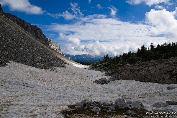 Gebirgstal mit Blick auf Bergkette, Schneefeld, Tal der sieben Seen, Triglav-Nationalpark, Slowenien