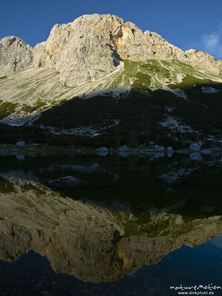 Bergsee, Dvojno jezero (Doppelsee), Spiegelung Gipel des Ticarica, Tal der sieben Seen, Triglav-Nationalpark, Slowenien