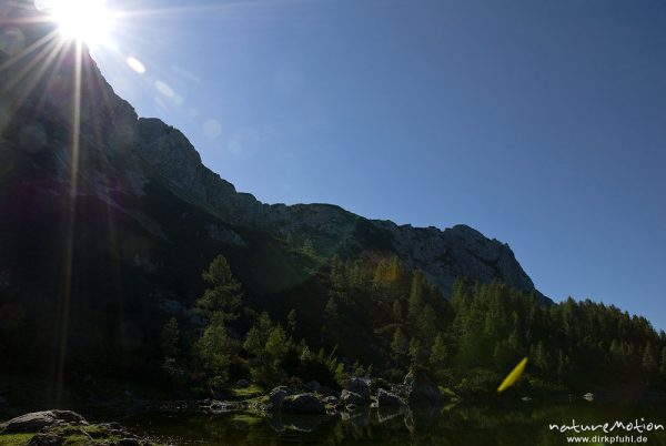Sonnenaufgang über Berggrat, Dvojno jezero (Doppelsee), Tal der sieben Seen, Triglav-Nationalpark, Slowenien