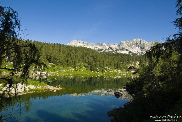 Dvojno jezero (Doppelsee), Hütte Triglavskih jezerih, Morgenlicht, Tal der sieben Seen, Triglav-Nationalpark, Slowenien