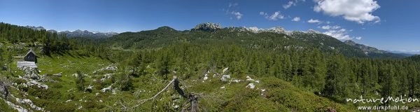 Gebirgsplateau mit Blick auf Bergkette, Alm Planina Ovcarija, Triglav-Nationalpark, Slowenien