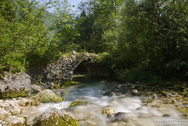 Brücke aus Natursteinen, Tal der Mostnica, Voje, Triglav-Nationalpark, Slowenien