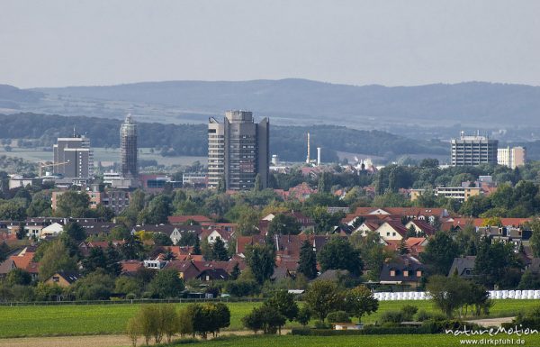 Göttingen, Ansicht von Süden mit Iduna-Zentrum, Johanneshirche, Neuem Rathaus und Blauem Turm, Göttingen, Deutschland