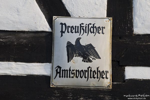 Preußischer Amtsvorsteher, Schild an Hauswand, Gut Besenhausen, Friedland, Deutschland