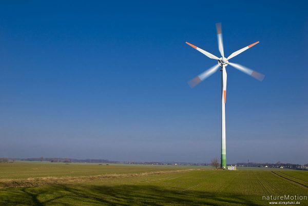 Windkraftanlage, Windrad, Enercon E-40, einzelne Anlage inmitten Getreidefeld, Morgenlicht, blauer Himmel, Mehrfachbelichtung, Preetz, Nordvorpommern, Deutschland