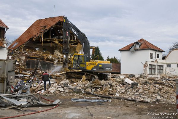 Abriss eines Wohnhauses, Bauschutt, Hydraulikbagger mit Raupenfahrwerk, Volvo EC240B, Groscurthstrasse Heinrich-Sohnrey-Strasse, Göttingen, Deutschland