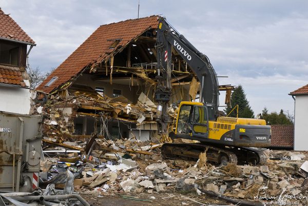 Abriss eines Wohnhauses, Bauschutt, Hydraulikbagger mit Raupenfahrwerk, Volvo EC240B, Groscurthstrasse Heinrich-Sohnrey-Strasse, Göttingen, Deutschland