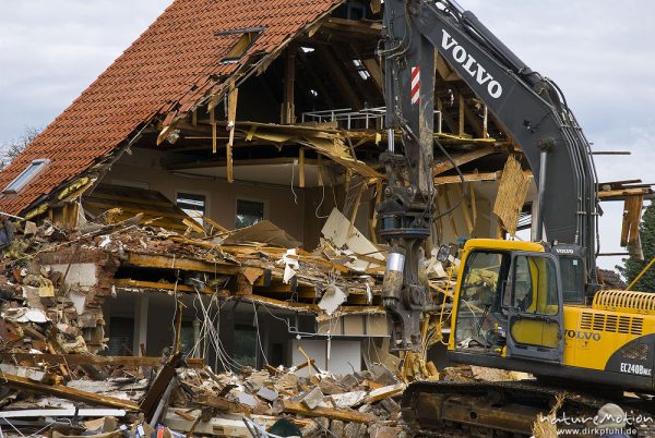 Abriss eines Wohnhauses, Bauschutt, Hydraulikbagger mit Raupenfahrwerk, Volvo EC240B, Groscurthstrasse Heinrich-Sohnrey-Strasse, Göttingen, Deutschland