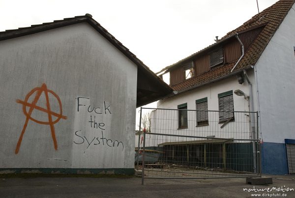 Abriss eines Wohnhauses, Graffiti "Fuck the System", Bauschutt, Fassade, Bauzaun, Groscurthstrasse Heinrich-Sohnrey-Strasse, Göttingen, Deutschland