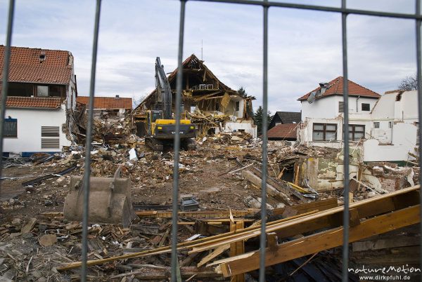 Abriss eines Wohnhauses, Bauschutt, Hydraulikbagger mit Raupenfahrwerk, Volvo EC240B, Groscurthstrasse Heinrich-Sohnrey-Strasse, Göttingen, Deutschland