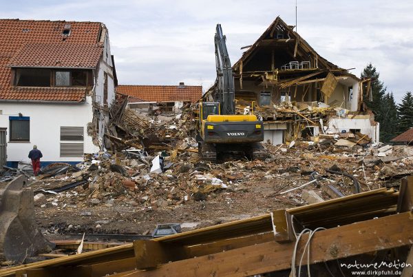 Abriss eines Wohnhauses, Bauschutt, Hydraulikbagger mit Raupenfahrwerk, Volvo EC240B, Groscurthstrasse Heinrich-Sohnrey-Strasse, Göttingen, Deutschland