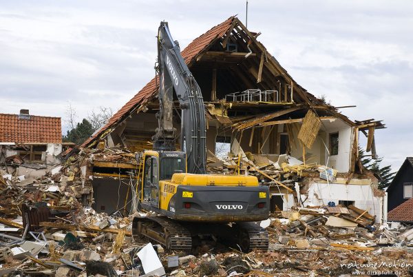 Abriss eines Wohnhauses, Bauschutt, Hydraulikbagger mit Raupenfahrwerk, Volvo EC240B, Groscurthstrasse Heinrich-Sohnrey-Strasse, Göttingen, Deutschland