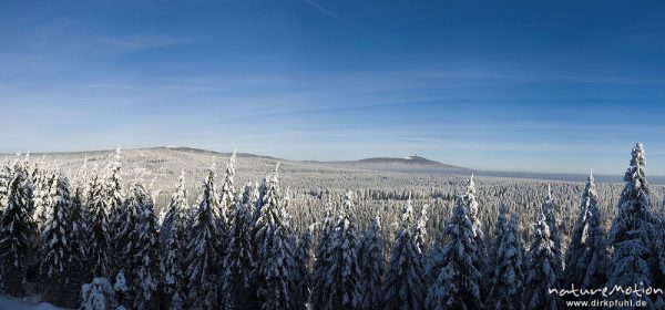 Brocken und Wurmberg mit Skischanze, schneebedeckter Fichtenwald, Blick vom Sonnenberg, Harz, Deutschland