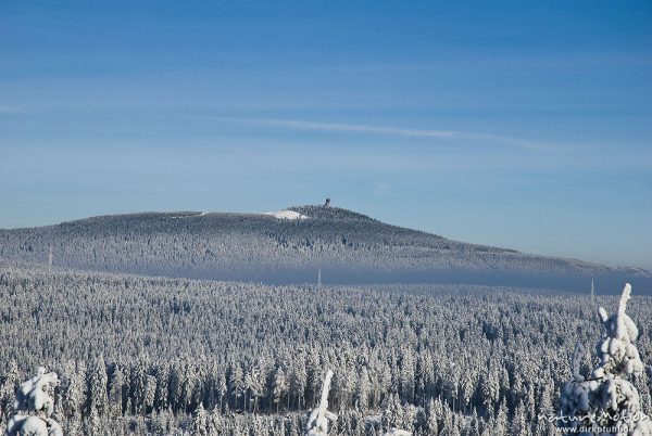 Wurmberg mit Skischanze, schneebedeckter Fichtenwald, Blick vom Sonnenberg, Harz, Deutschland