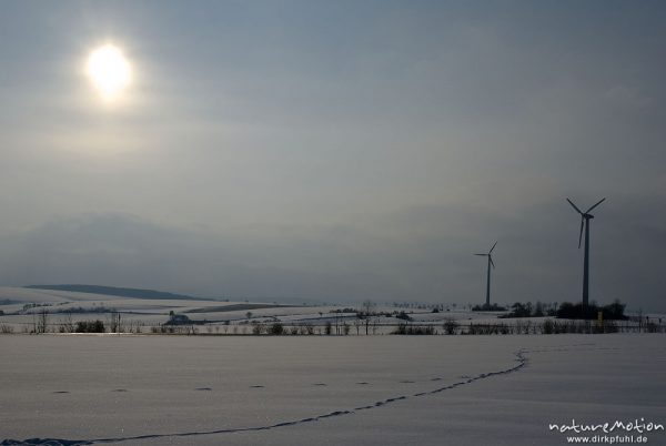 Windräder in verschneiter Landschaft, tief stehende Sonne, Diemarden bei Göttingen, Deutschland