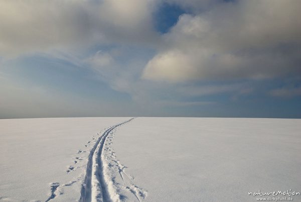 Skispur in unberührter Schneedecke, Himmel, Göttingen, Deutschland