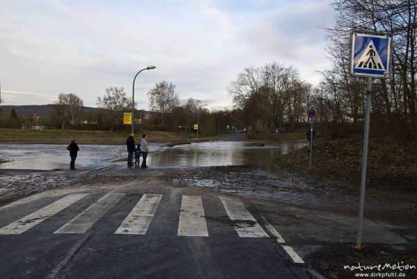 überschwemmte Straße, Fußgängerüberweg und Passanten, Sandweg am Kiessee, Göttingen, Deutschland