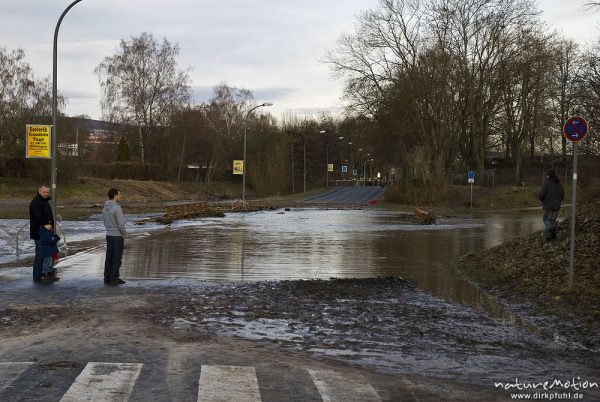 überschwemmte Straße, Fußgängerüberweg und Passanten, Sandweg am Kiessee, Göttingen, Deutschland