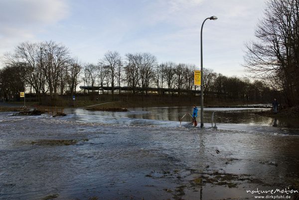 überschwemmte Straße, Junge mit Gummistiefeln, Sandweg am Kiessee, Göttingen, Deutschland