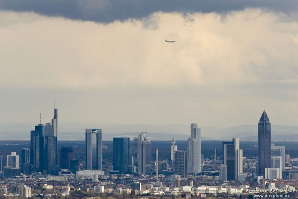 Skyline Frankfurter Bankenviertel, Hochhäuser unter Wolken, anfliegendes Flugzeug, Blick von Burg Kronberg, Frankfurt a.M., Deutschland