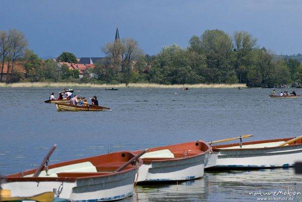 Ruderboote auf dem See, Häuser und Kirchturm von Bernshausen, Seeburger See, Deutschland