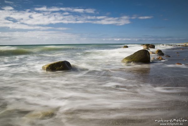 Felsen am Strand von Ahrenshoop, leichte Brandung, auflaufendes Wasser, ablaufendes Wasser, lange Belichtungszeit, Darß, Zingst, Deutschland