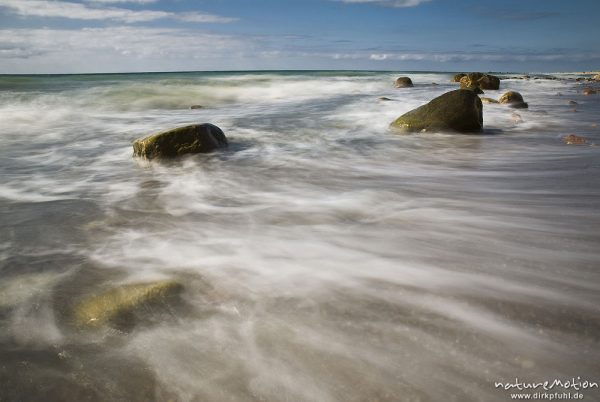 Felsen am Strand von Ahrenshoop, leichte Brandung, auflaufendes Wasser, ablaufendes Wasser, lange Belichtungszeit, Darß, Zingst, Deutschland