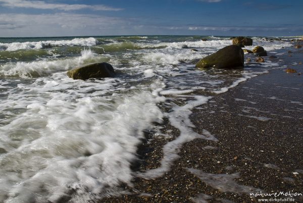 Felsen am Strand von Ahrenshoop, leichte Brandung, auflaufendes Wasser, ablaufendes Wasser, lange Belichtungszeit, Darß, Zingst, Deutschland