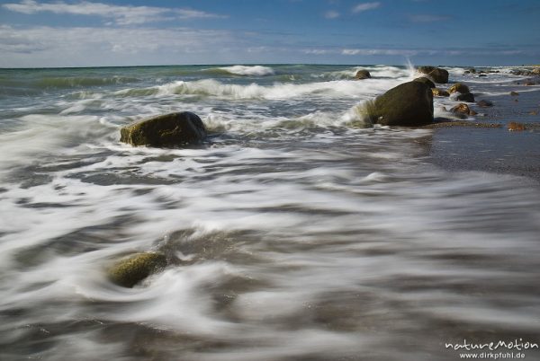 Felsen am Strand von Ahrenshoop, leichte Brandung, auflaufendes Wasser, ablaufendes Wasser, lange Be, Darß, Zingst, Deutschland