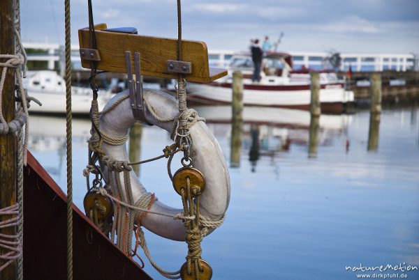 Rettungsring, Zeesenboote, Segelboote im Hafen von Wiek, Darß, Zingst, Deutschland