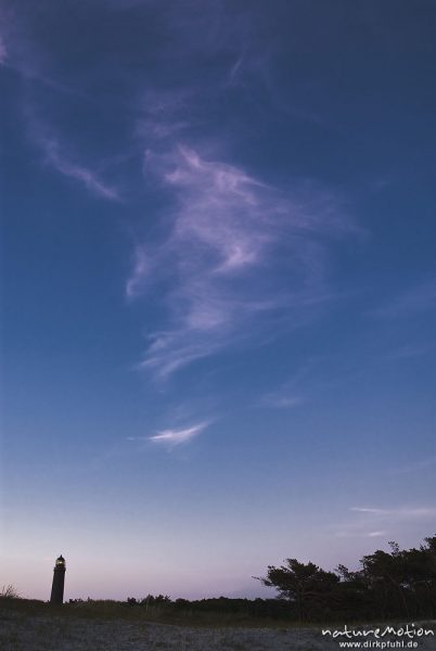 Leuchtturm Darsser Ort inmitten von Dünenlandschaft, Wolken, Abendlicht, Darß, Zingst, Deutschland