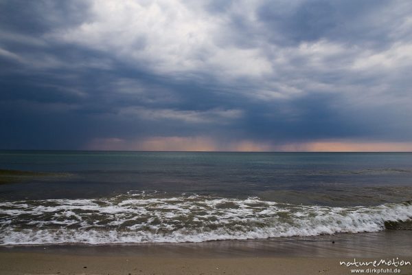 aufziehende Regenfront am Darsser Weststrand, Darß, Zingst, Deutschland