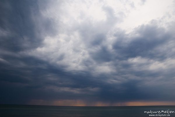 aufziehende Regenfront am Darsser Weststrand, Darß, Zingst, Deutschland