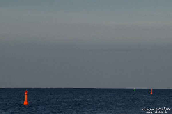 Bojen markieren die Einfahrt zum Nothafen Darsser Ort, Abendlicht, Darß, Zingst, Deutschland